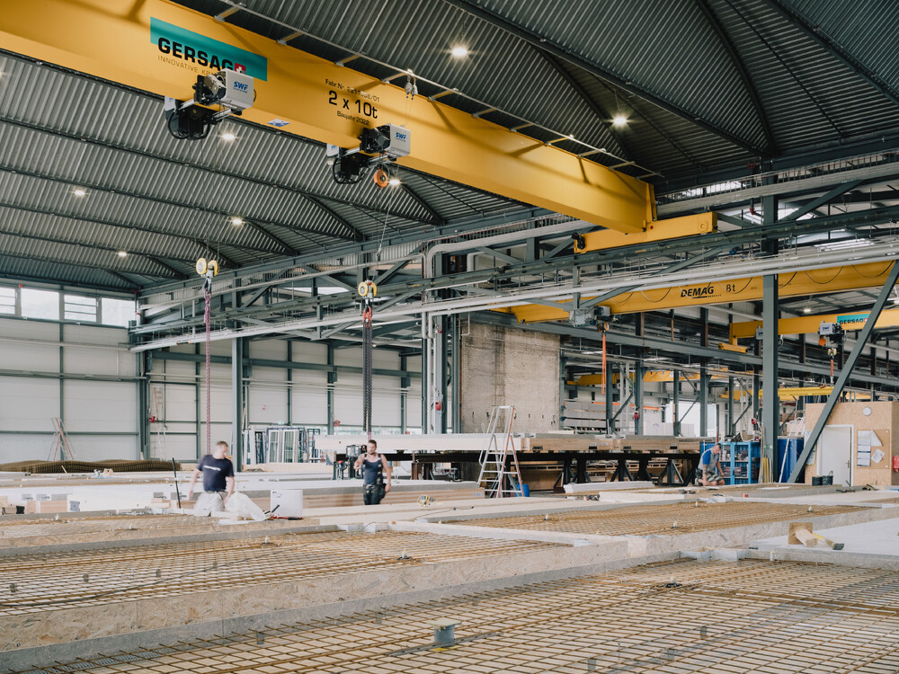 Blick in die Produktion: Hier entstehen die Deckenelemente aus Holz und Beton.