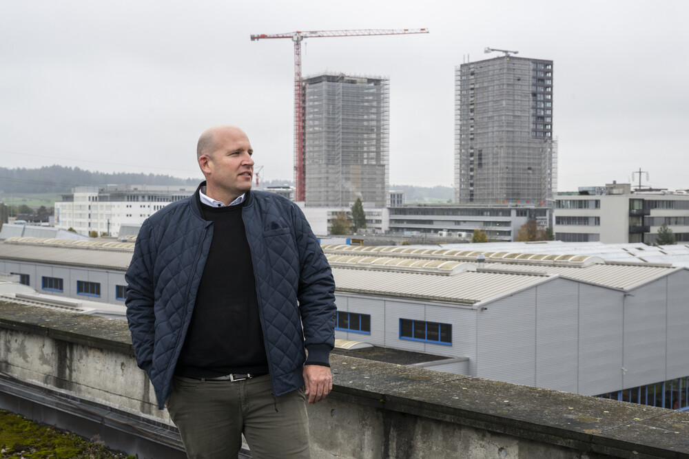 Hat im Furttal den Überblick: Wirtschaftsförderer Roger Schenk vor den beiden Wohntürmen des Zwhatt-Areals.